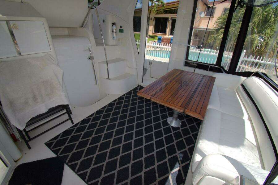 2005 Carver 444 Cockpit Motor Yacht