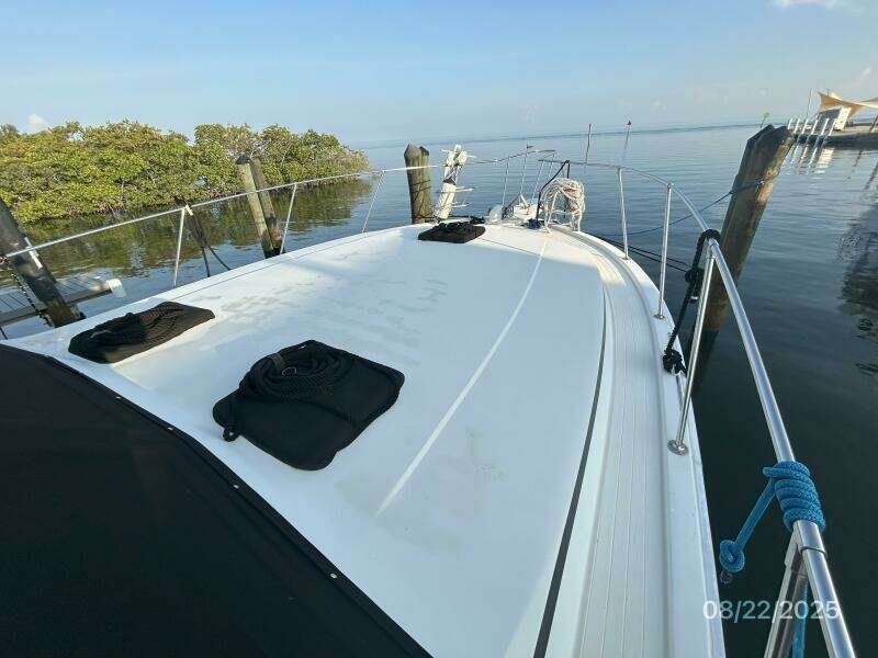 44' Viking foredeck1