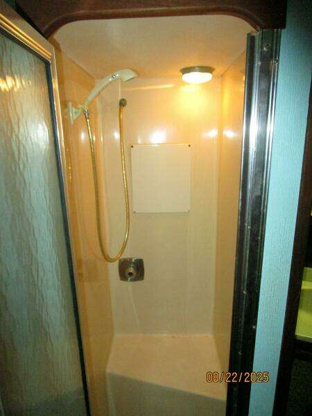 44' Viking guest stateroom shower