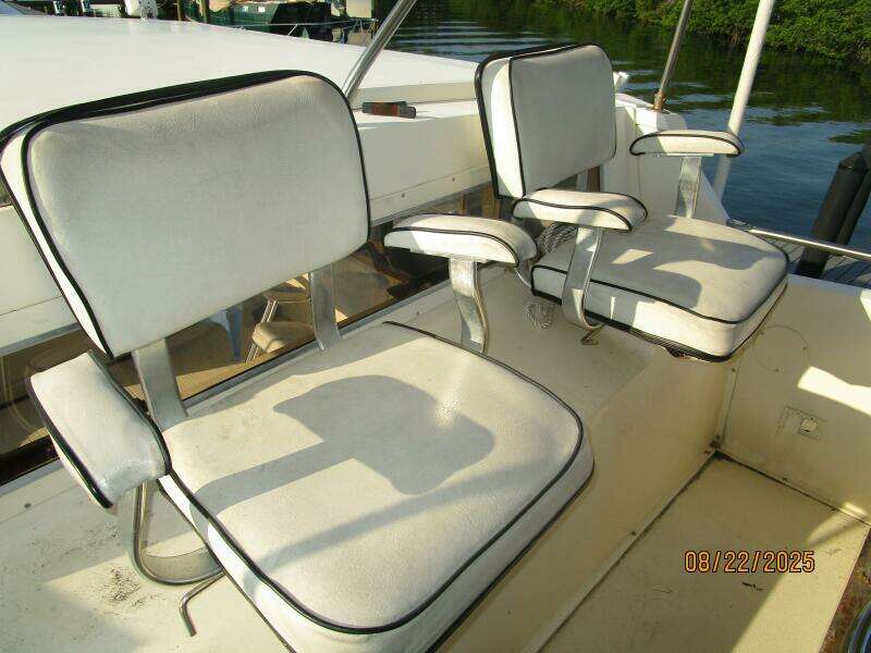 44' Viking flybridge helmseats