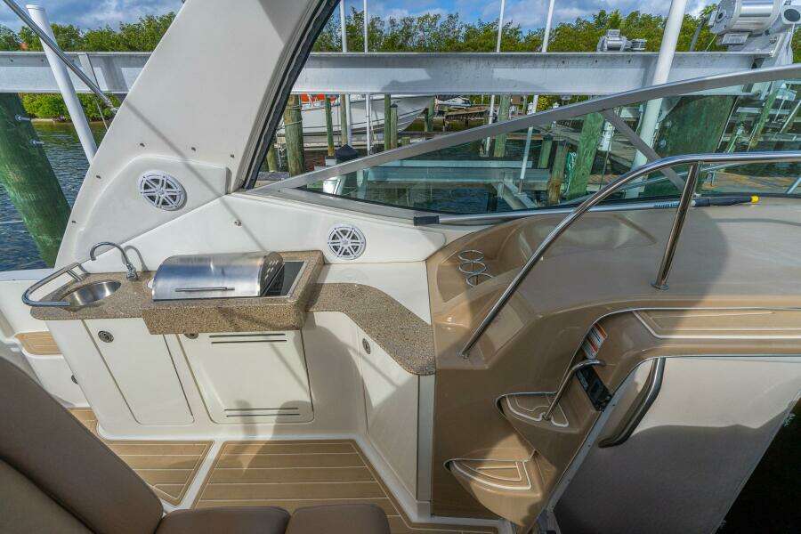 2016 Sea Ray 330 Sundancer