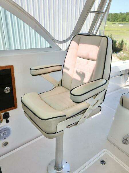 Helm Chair W Lifting Bolster