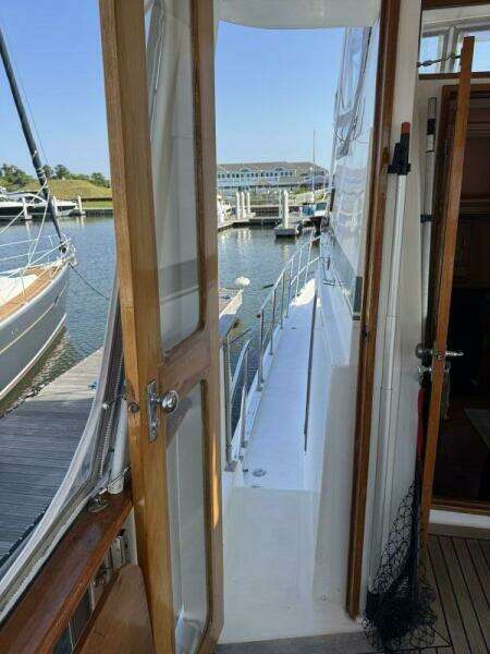 1990 Marine Trader Tradewinds