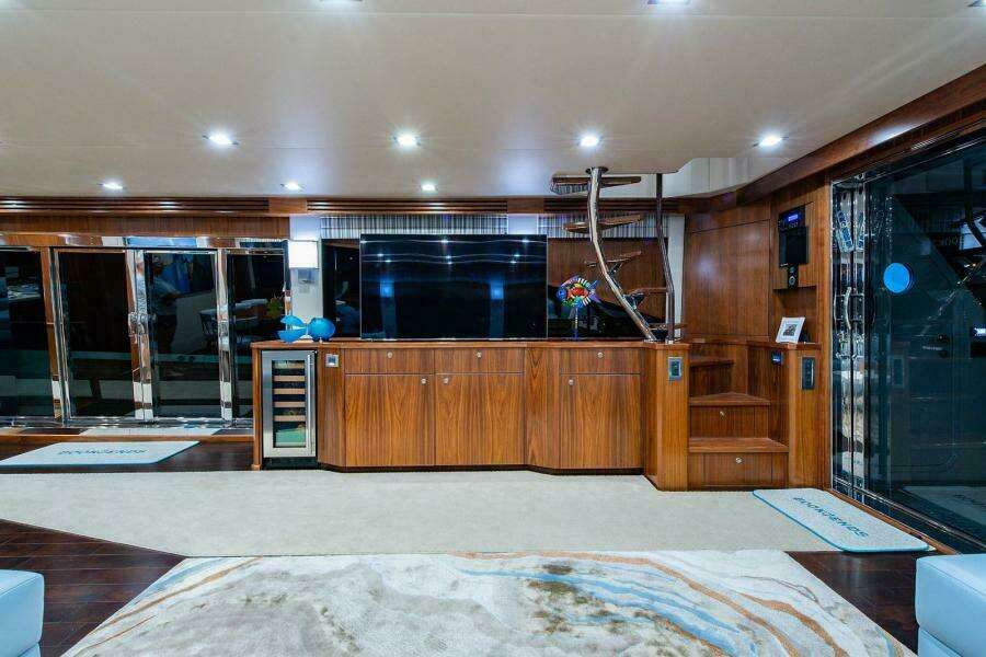 Salon Looking To Stbd.