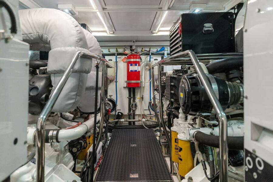 2014 Hampton 720 Skylounge LRC