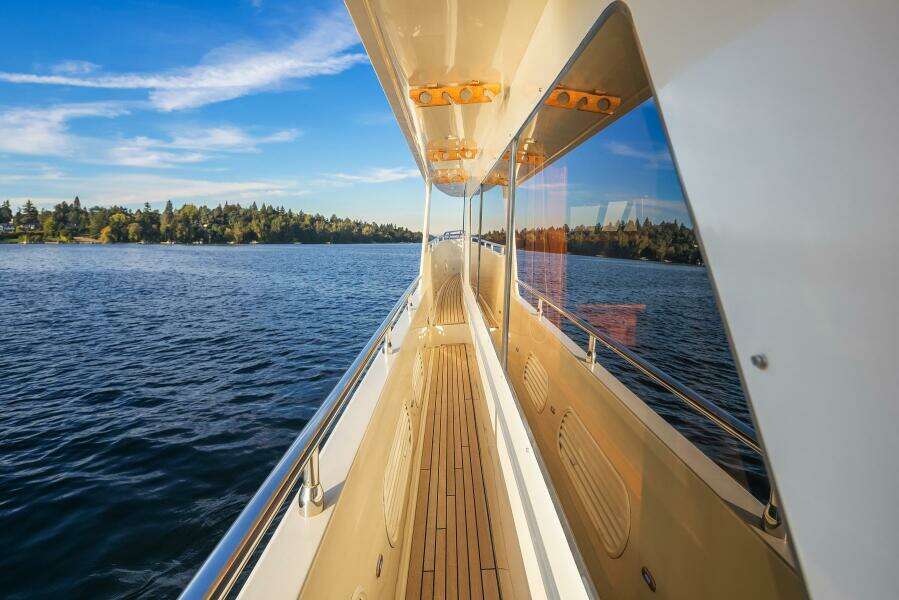 2014 Hampton 720 Skylounge LRC