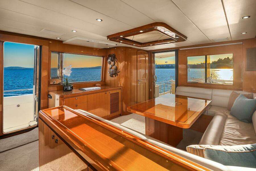 2014 Hampton 720 Skylounge LRC
