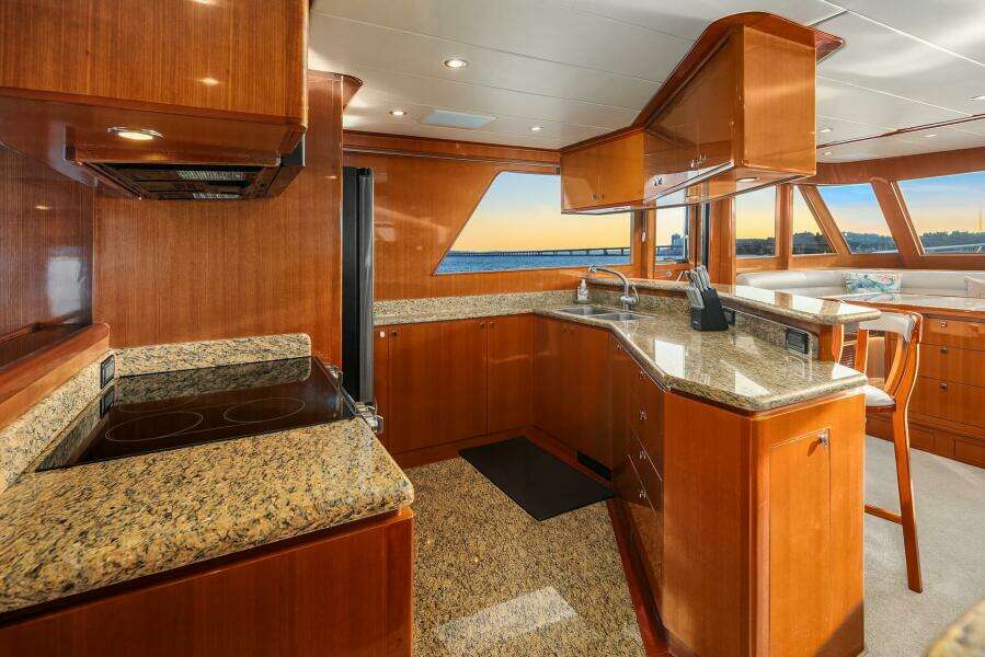 2014 Hampton 720 Skylounge LRC