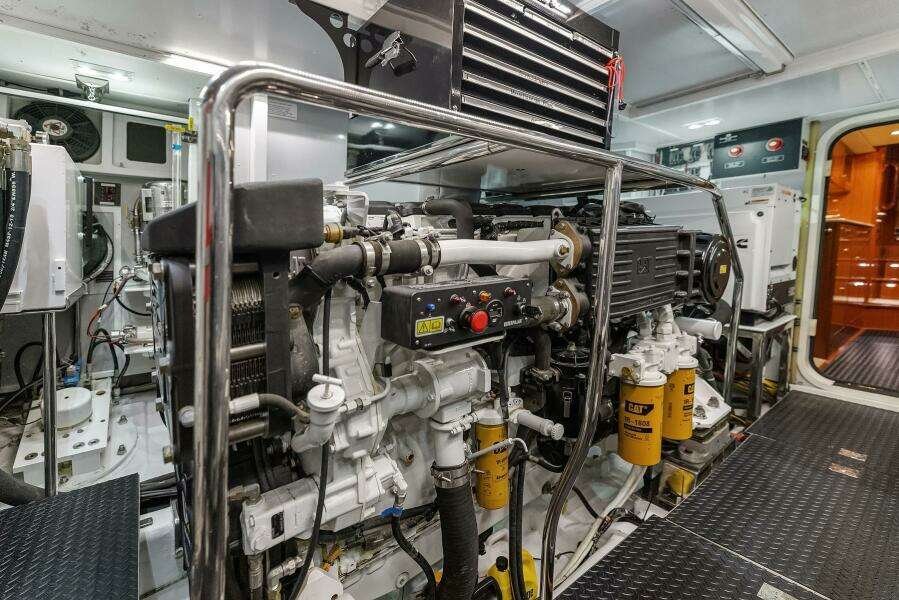 2014 Hampton 720 Skylounge LRC