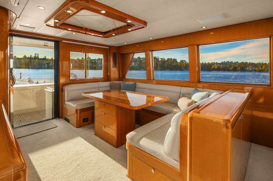 2014 Hampton 720 Skylounge LRC