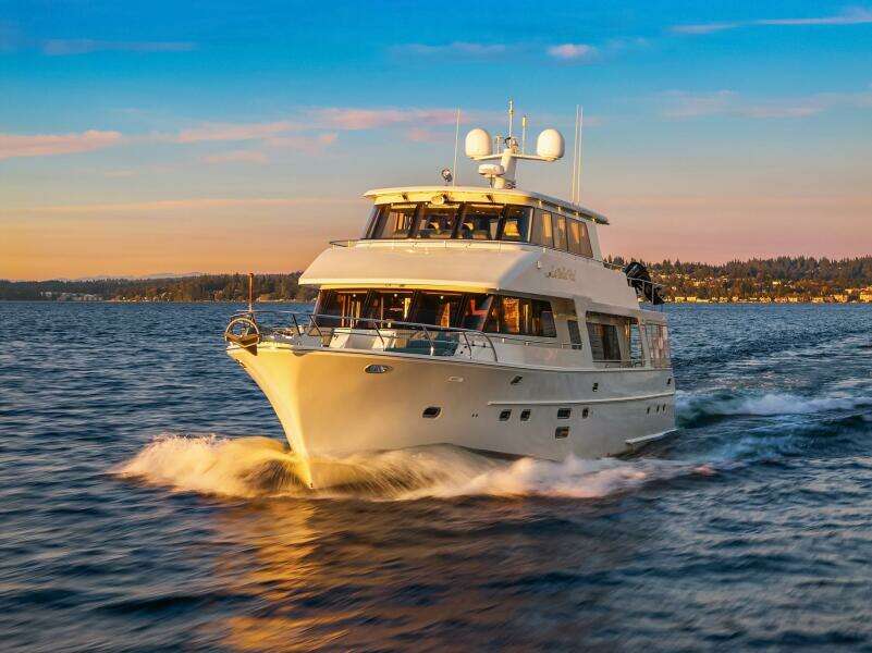 2014 Hampton 720 Skylounge LRC