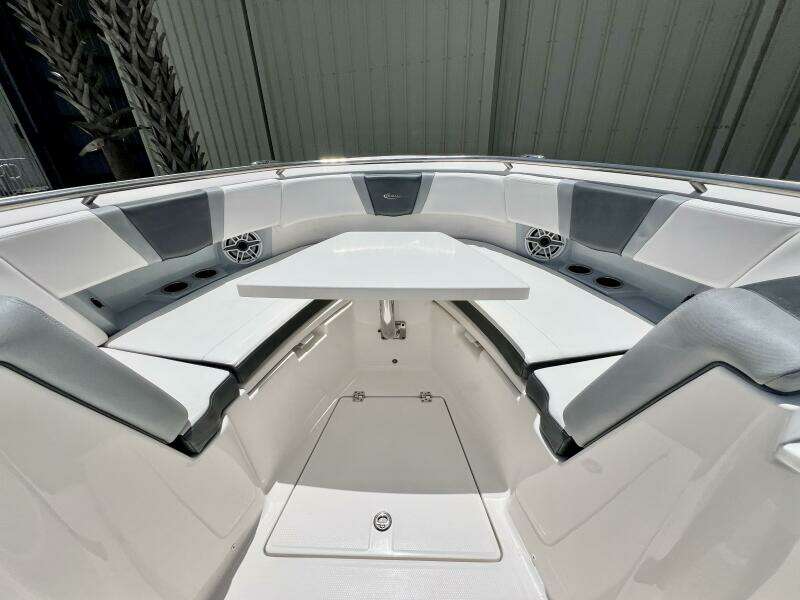 2021 Robalo R360