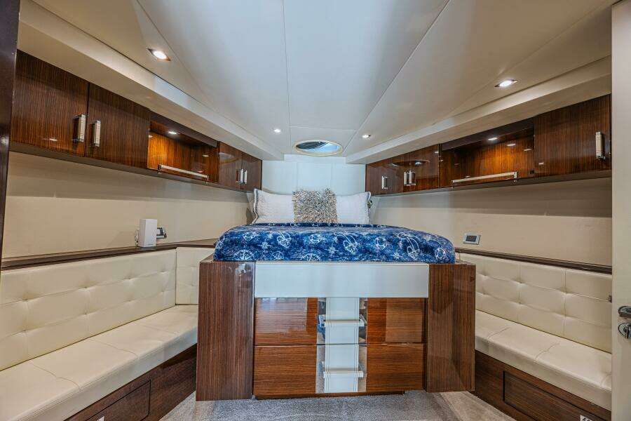 2010 Lazzara Yachts LSX 92