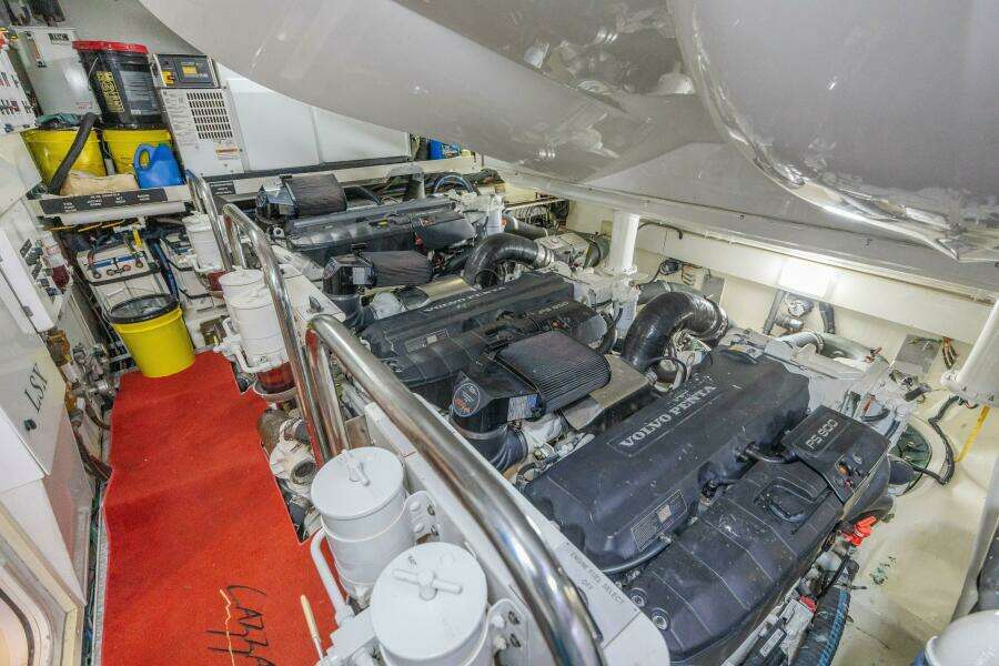 2010 Lazzara Yachts LSX 92