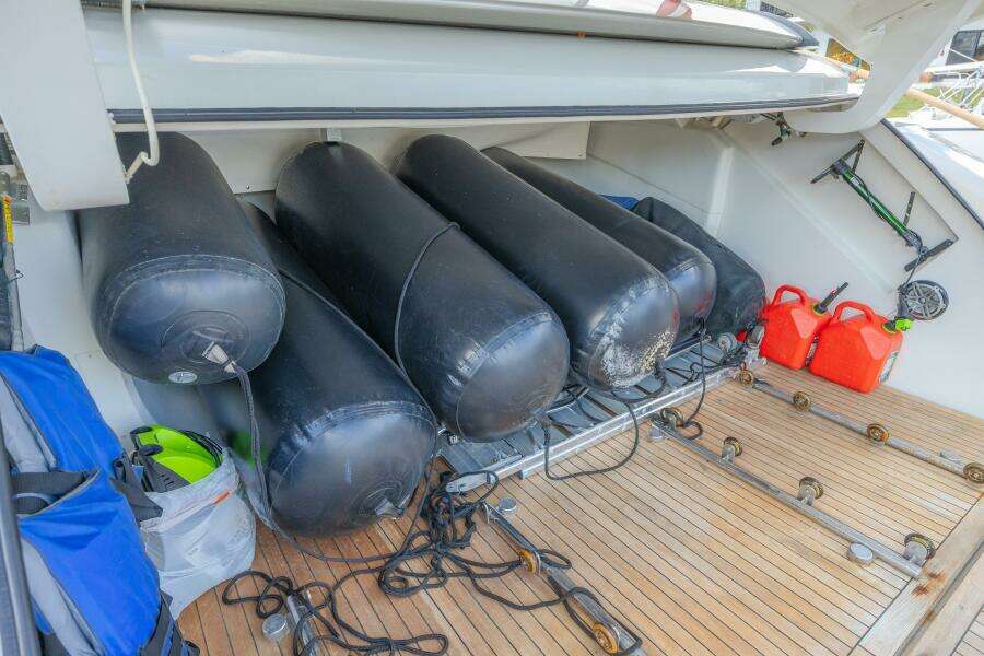 2010 Lazzara Yachts LSX 92