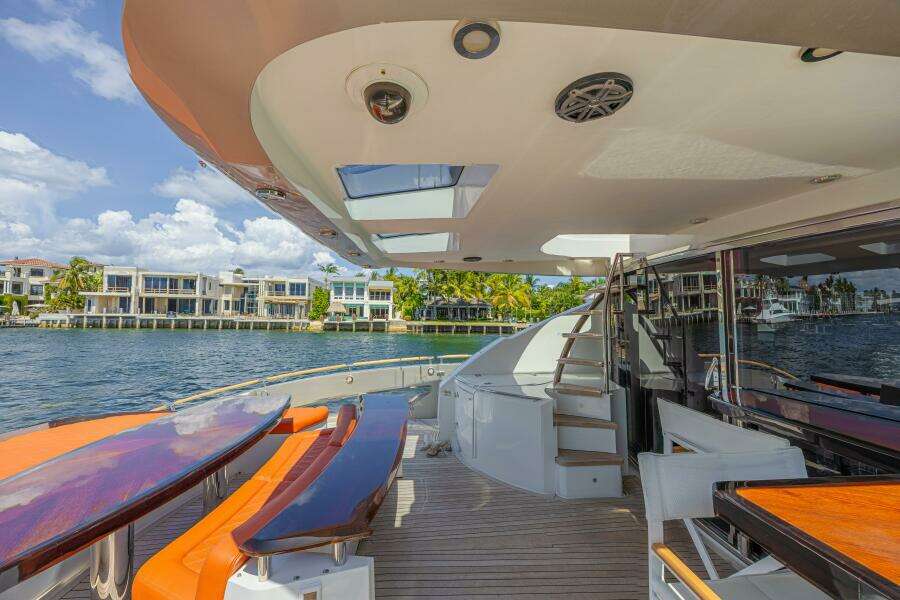 2010 Lazzara Yachts LSX 92