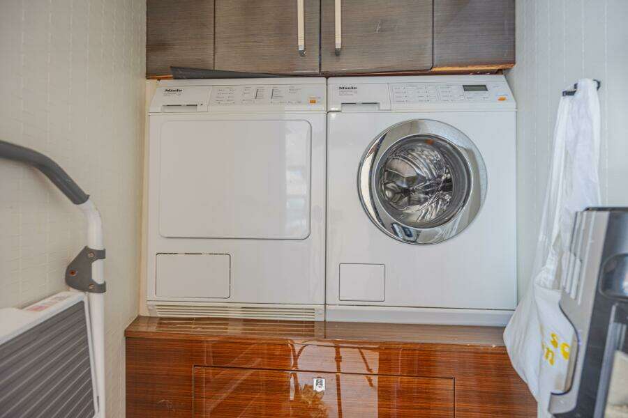 2010 Lazzara Yachts LSX 92