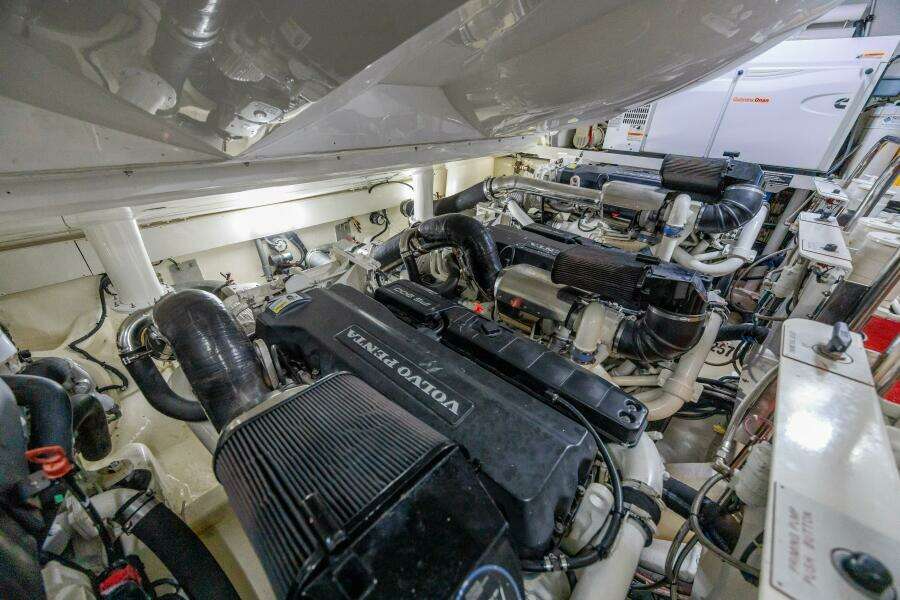 2010 Lazzara Yachts LSX 92