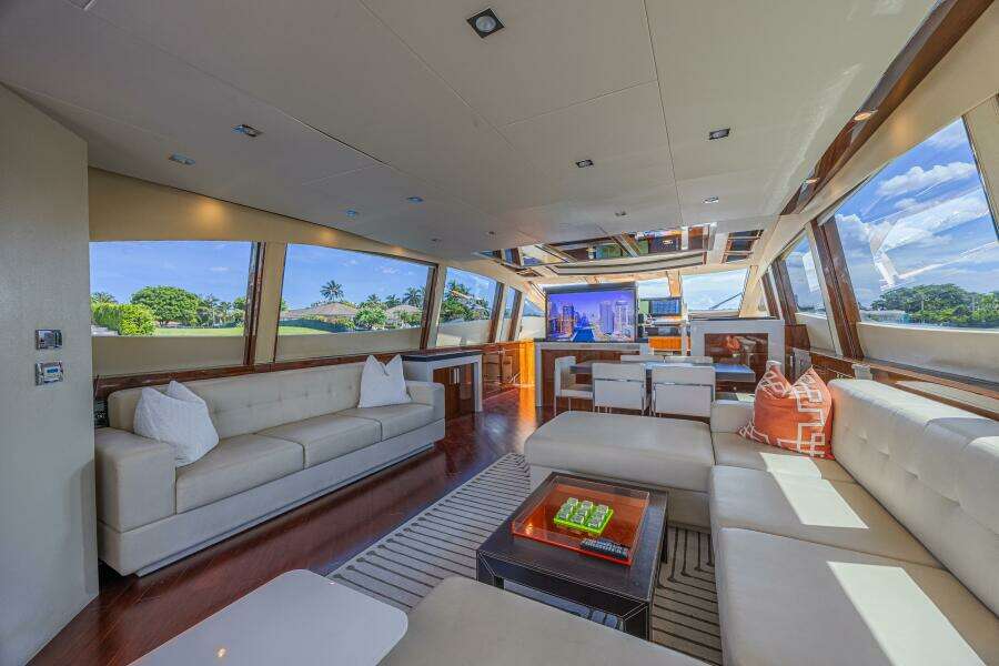 2010 Lazzara Yachts LSX 92