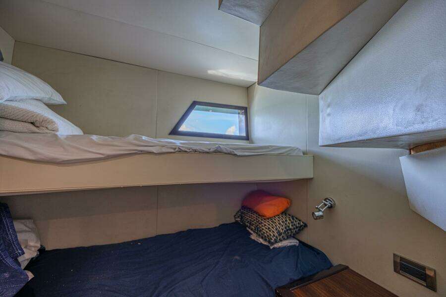 2010 Lazzara Yachts LSX 92