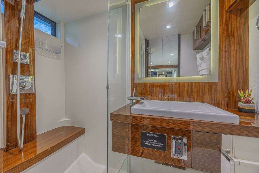 2010 Lazzara Yachts LSX 92