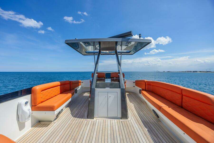 2010 Lazzara Yachts LSX 92