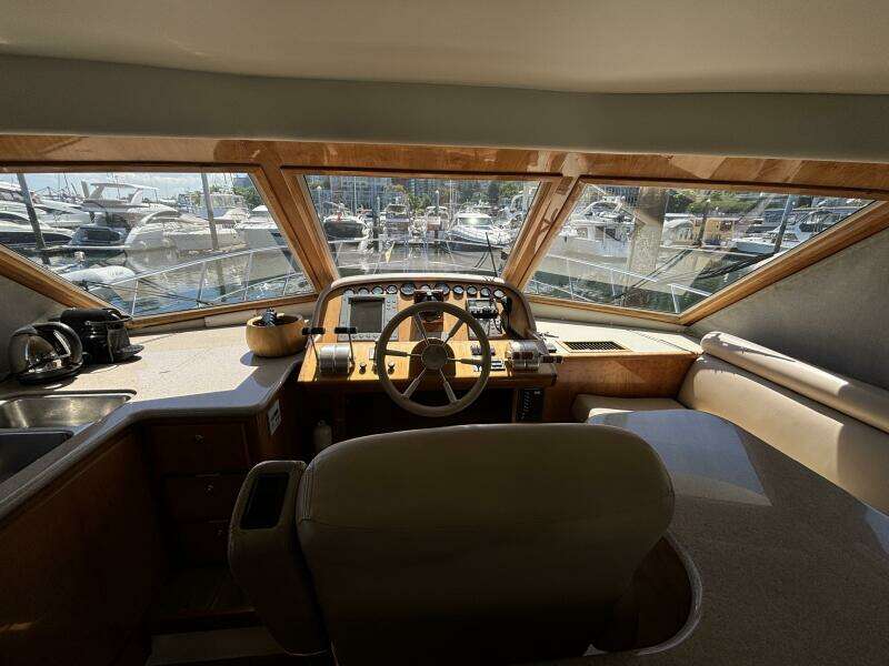 2004 Navigator 4400 pilot house