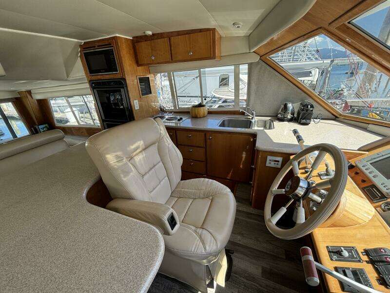 2004 Navigator 4400 pilot house