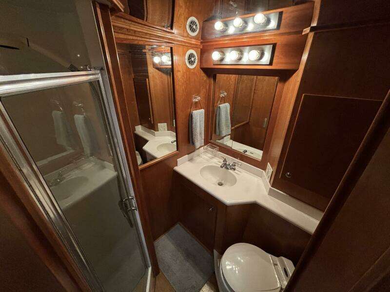 2004 Navigator 4400 pilot house