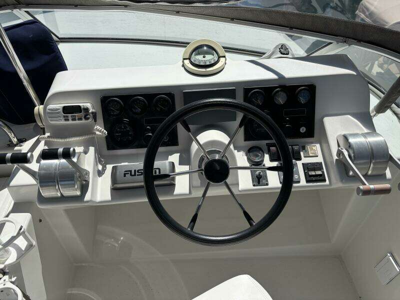 2004 Navigator 4400 pilot house