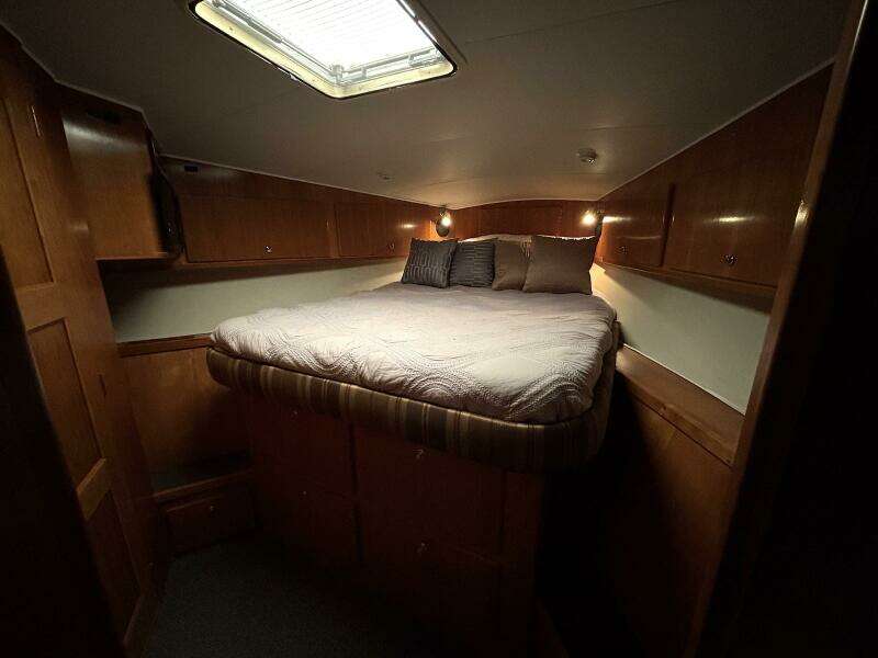 2004 Navigator 4400 pilot house