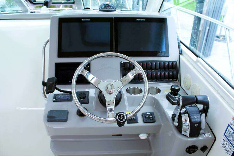 2017 Boston Whaler 345 Conquest