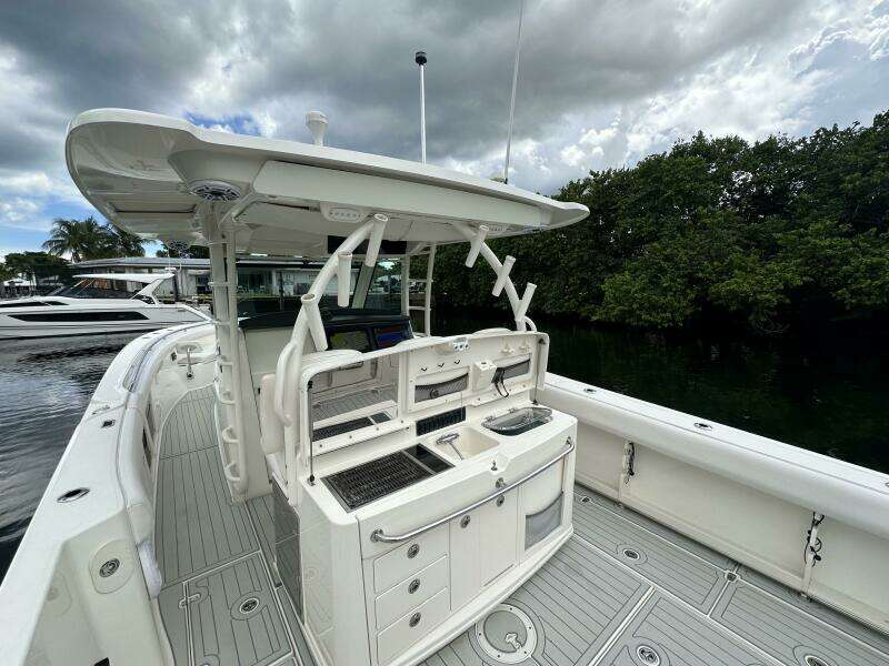2015 Boston Whaler 370 Outrage