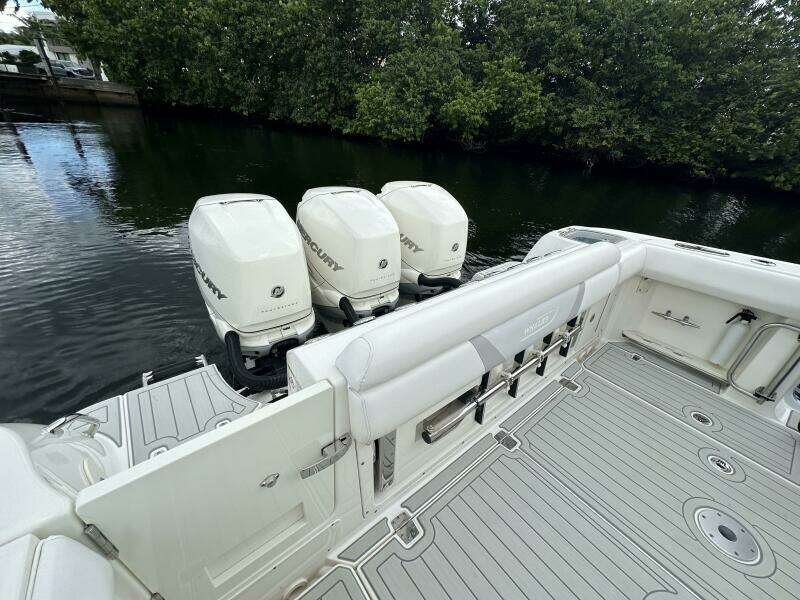 2015 Boston Whaler 370 Outrage