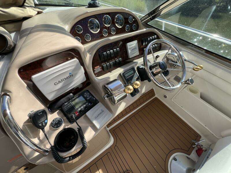 2002 Sea Ray 360 Sundancer Helm with Electronics Covers on