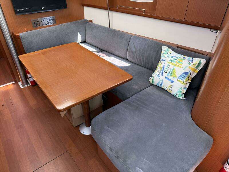 2010 Beneteau Oceanis 43