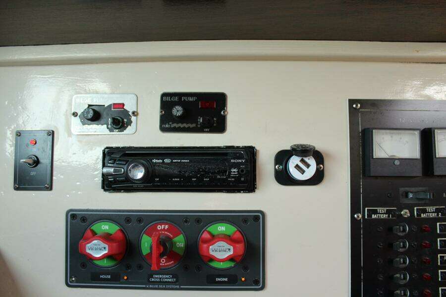 AM FM Radio And Controls