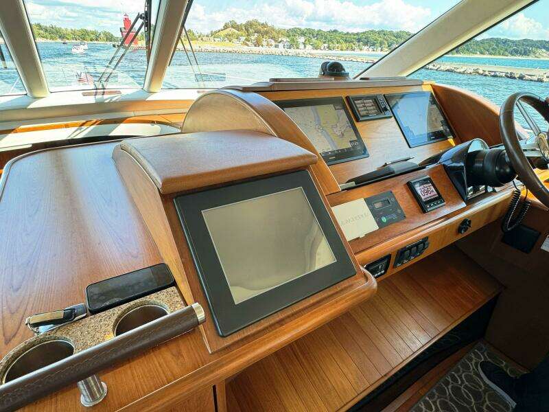 2014 Tiara Yachts 5800 Sovran