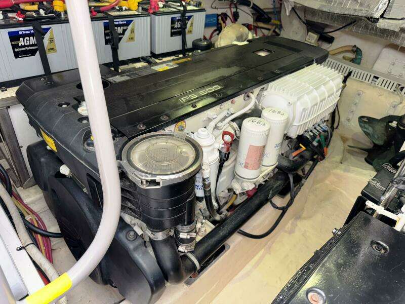 2014 Tiara Yachts 5800 Sovran