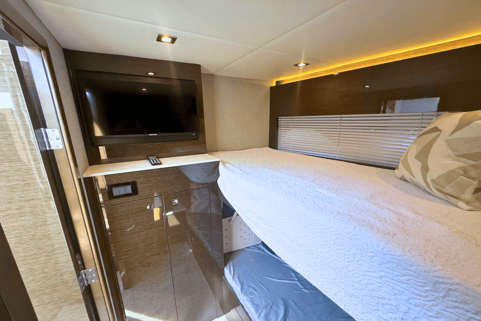 2020 Cruisers Yachts 50 CANTIUS