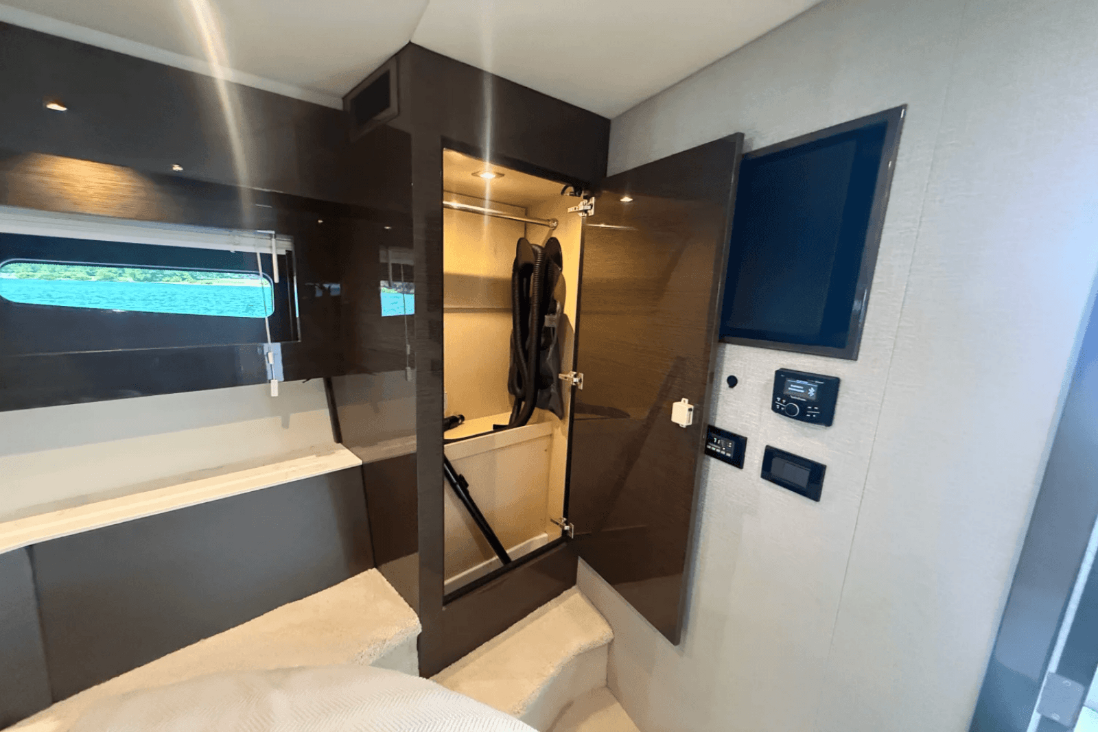 2020 Cruisers Yachts 50 CANTIUS