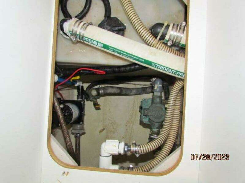 2001 Regal 3780 Commodore