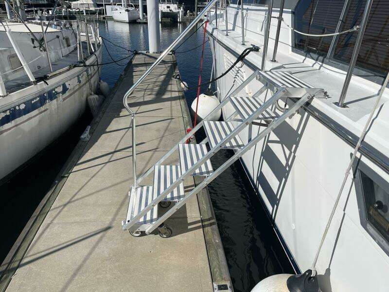 Carver 440 Aft Cabin