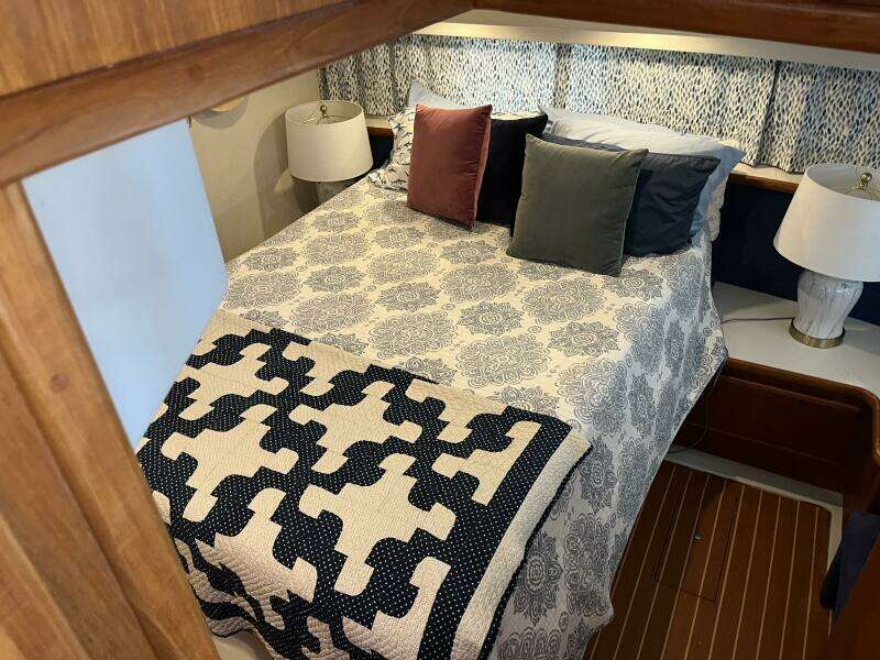 Carver 440 Aft Cabin