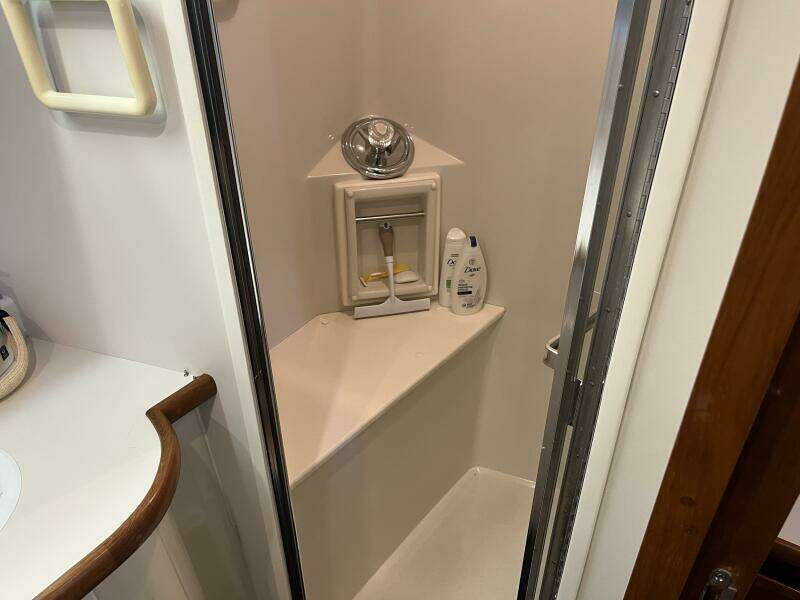 Carver 440 Aft Cabin