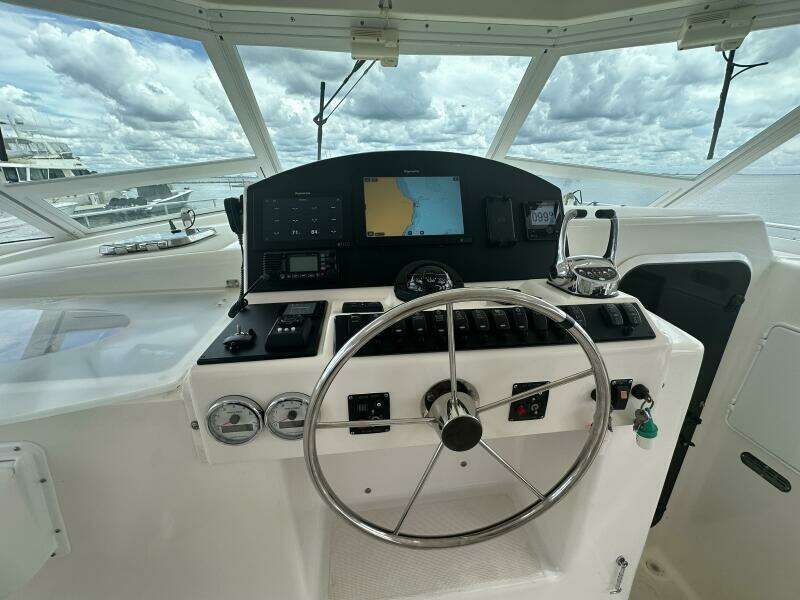 2007 Manta 44 Power Cat 'Lah De Dah' - Helm