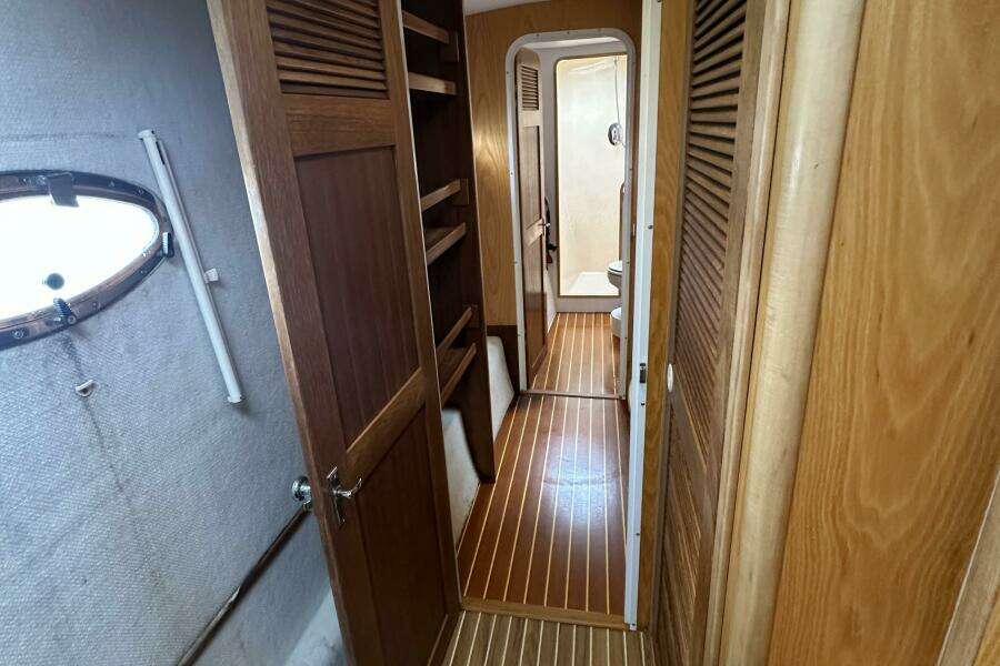 2007 Manta 44 Power Cat 'Lah De Dah' - Hallway