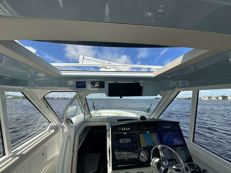 2023 Boston Whaler 380 Realm
