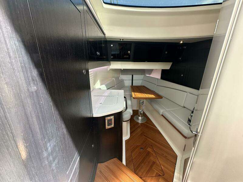 2023 Boston Whaler 380 Realm