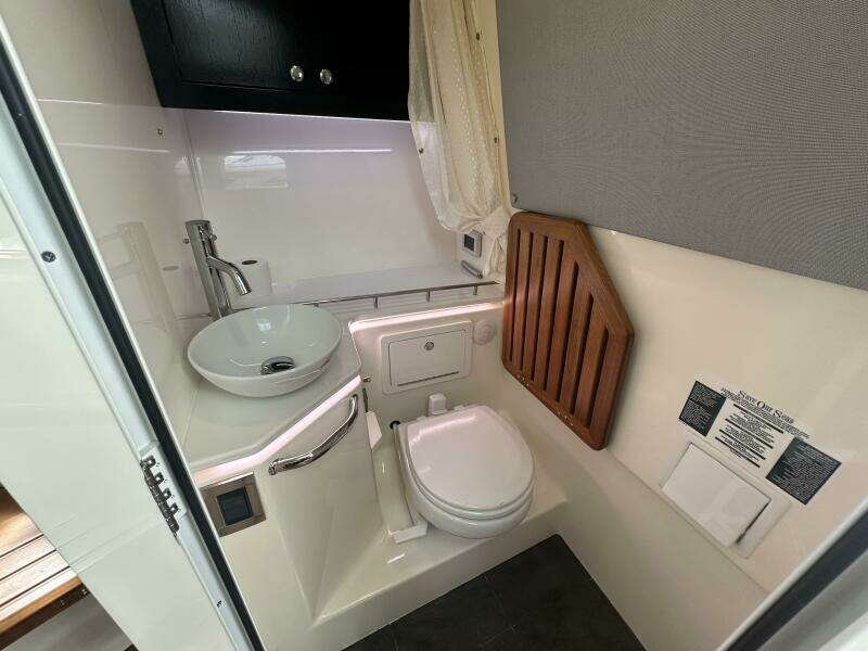 2023 Boston Whaler 380 Realm